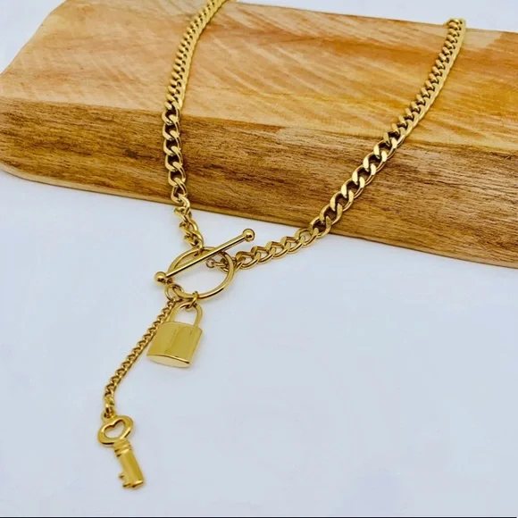 Waterproof key gold plated necklace - Picture 4 of 5